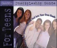 Cuatro adolescentes sonrientes posan juntos en la portada de un libro titulado «Guía de discipulado para adolescentes: Pon a Dios en tus propias manos», un recurso perfecto para el curso de bautismo de los miembros de la Iglesia Adventista del Séptimo Día.