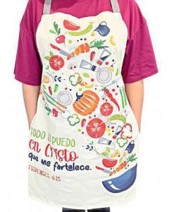 Persona que lleva un colorido delantal de algodón con motivos de diversas frutas, verduras y utensilios de cocina, junto con un versículo bíblico en español de Filipenses 4:13: un regalo cristiano ideal para los amantes de los versículos bíblicos.