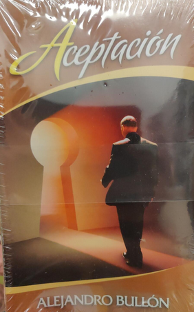 En la portada del libro titulado «Aceptación», de Alejandro Bullón, un hombre vestido con traje camina hacia una luz gigante con forma de cerradura; el libro está disponible en paquetes de 100 ejemplares.