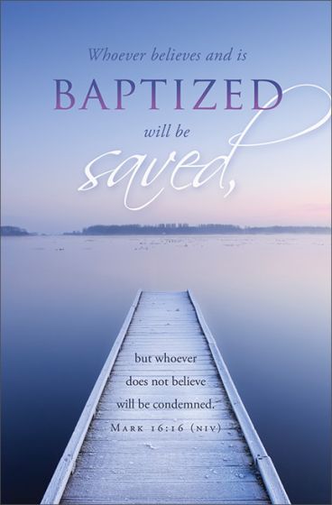 Un embarcadero de madera se adentra en un lago en calma al amanecer. El texto superpuesto recita un versículo bíblico sobre el bautismo y la salvación, tomado de Marcos 16:16 (NVI), ideal para boletines de iglesia o para incluirlo en tu orden del servicio.