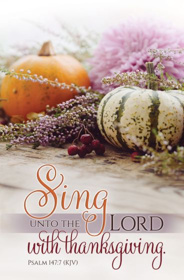 Dos calabazas y flores otoñales sobre una superficie de madera con el texto «Cantad al Señor con acción de gracias. Salmo 147:7 (KJV)». — Una imagen perfecta para boletines de iglesia o anuncios de iglesia durante la temporada de otoño.