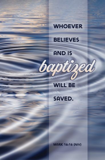 Una masa de agua con ondas y el texto: «El que crea y sea bautizado, se salvará». Marcos 16:16 (NVI). Perfecta para boletines de iglesia o para incluirla en la orden del servicio, esta imagen aporta un tranquilo recordatorio de la fe a tus materiales para el culto.