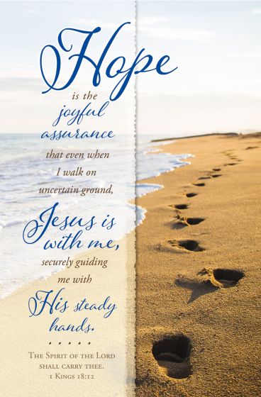 Una playa con huellas en la arena y una cita bíblica inspiradora sobre la esperanza, la seguridad y la guía de Jesús, extraída de 1 Reyes 18:12, superpuesta con texto en azul y beige: perfecta para boletines de iglesia o para los boletines de los servicios religiosos.