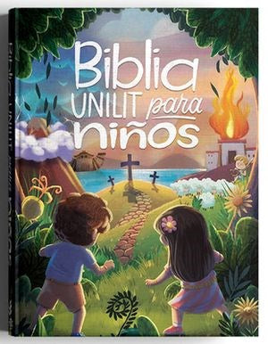 Dos niños están de pie frente a un sendero que conduce a tres cruces situadas en una colina, con la naturaleza, el fuego y un amanecer al fondo. Texto: «Biblia Unilit para niños», un libro ilustrado con historias bíblicas para niños de 6 a 8 años.