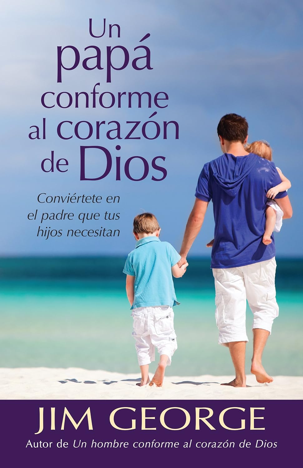 Un hombre camina descalzo por la playa llevando en brazos a un niño pequeño, imagen que aparece en la portada del libro español *Un papá conforme al corazón de Dios*, de Jim George, que inspira sobre cómo ser un buen padre y fomentar el crecimiento espiritual de los hijos.