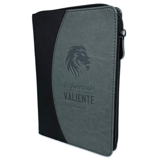 Una funda para Biblia de imitación de piel en dos tonos (negro y gris) con cremallera y un dibujo de un león, con el texto en español «Esfuérzate y sé valiente - Josué 1:9», ideal como libreta con cierre o diario para notas.