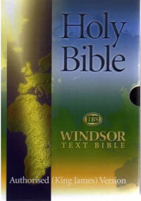 Portada de la Biblia «Windsor Text», versión autorizada del rey Jacobo, en la que aparece un mapa parcial de Europa y África con el título «Holy Bible» escrito con un elegante tamaño de letra de 9,6.