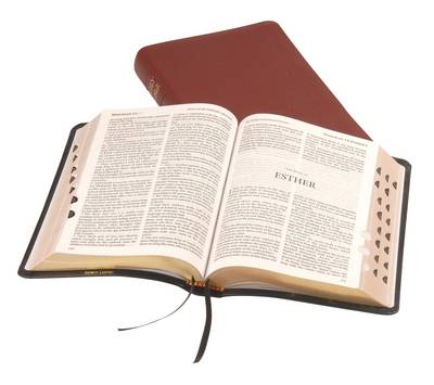 Una Biblia abierta en el Libro de Ester, con otra Biblia cerrada detrás. Ambos libros tienen tapas oscuras, marcapáginas de cinta y una elegante tipografía con un tamaño de letra de 9,6 para facilitar la lectura.