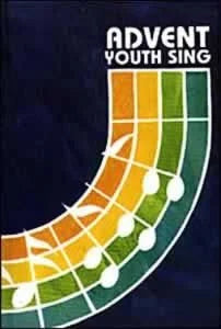 Cartel del evento Advent Youth Sing en el que aparece un colorido pentagrama curvado en forma de J, diseñado para su uso con un cancionero juvenil.