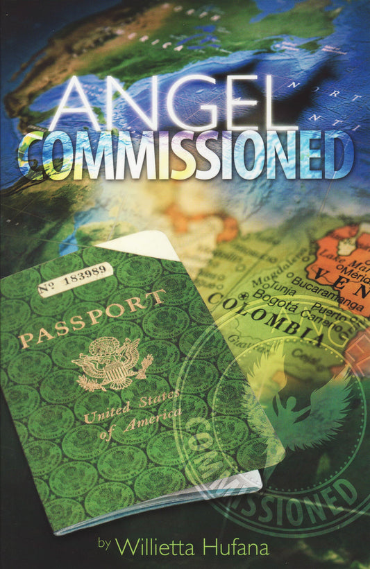 Un pasaporte de Estados Unidos descansa sobre un mapa en el que destaca Colombia; el texto de la portada reza: «ANGEL COMMISSIONED», de Willietta Hufana: la historia real de una mujer decidida y su trayectoria como misionera en Colombia.