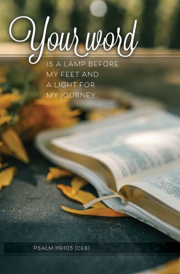Biblia abierta con flores amarillas; el texto superpuesto reza: «Tu palabra es una lámpara para mis pies y una luz para mi camino. Salmo 119:105 (CEB)». Perfecta para boletines o anuncios de la iglesia, esta inspiradora imagen realza maravillosamente las comunicaciones de tu iglesia.
