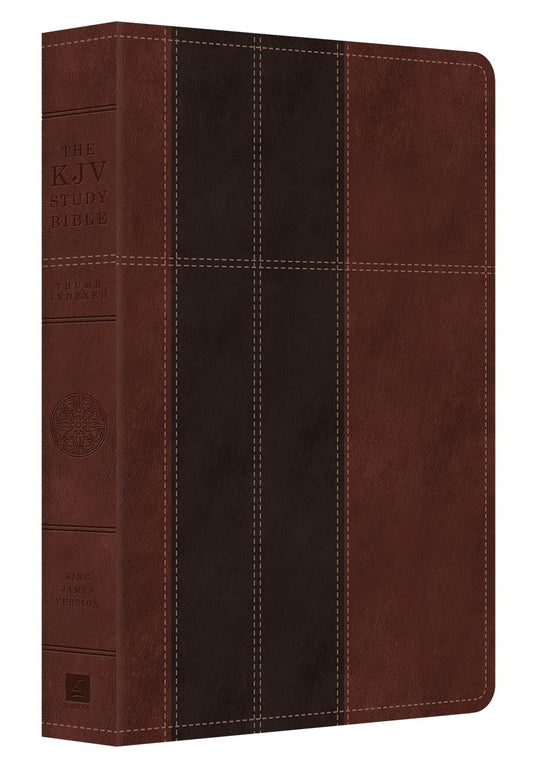 Una Biblia de estudio de la Versión del Rey Jacobo, encuadernada en cuero marrón de dos tonos, se muestra en posición vertical, dejando a la vista el lomo y la cubierta frontal con texto en relieve, costuras decorativas y elementos como una concordancia y las palabras de Cristo en rojo.