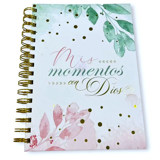 Una libreta devocional con encuadernación en espiral, con un diseño floral y puntos dorados en la portada, titulada «Mis momentos con Dios» en letra decorativa, perfecta para tus apuntes bíblicos o como diario con Dios.
