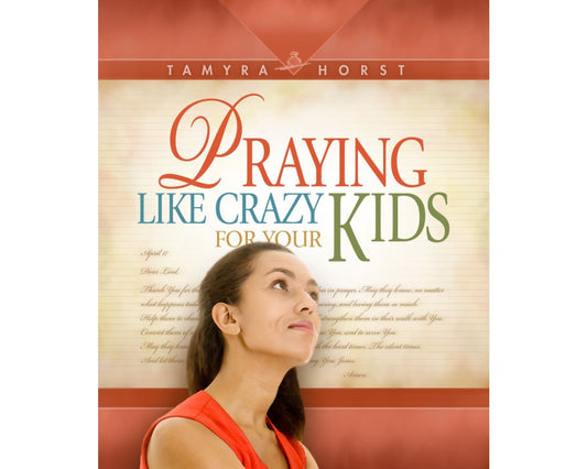 Una mujer mira hacia arriba frente a la portada de un libro titulado *Praying Like Crazy for Your Kids*, de Tamyra Horst, con texto en letra cursiva y un fondo de colores cálidos, ideal para quienes sienten pasión por influir en la vida de los niños a través de la oración.