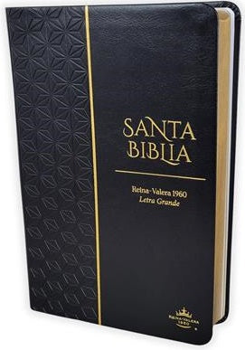 Una Biblia RV 1960 de tapa dura negra, «Santa Biblia», letra grande, con letras doradas, un motivo geométrico en relieve en el lado izquierdo y una concordancia bíblica para facilitar la consulta.