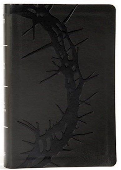 Una Biblia en letra grande y en negro con un diseño en relieve de una corona de espinas en la portada.