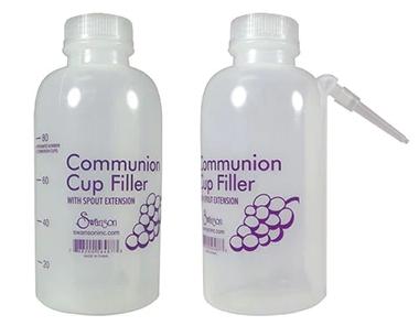 Dos botellas transparentes antigoteo con la etiqueta «Communion Cup Filler» y dibujos de uvas; una de ellas cuenta con una boquilla alargada y ambas tienen marcas de medición: son artículos ideales para la iglesia que facilitan la preparación.