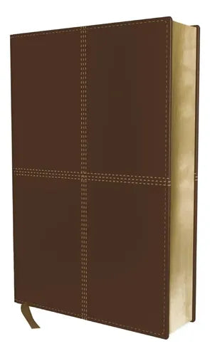 Biblia paralela de tapa dura marrón, con detalles de cruces cosidas en la portada, bordes de las páginas dorados y útiles notas al pie.