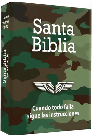 Una Biblia Reina Valera 1960 con estampado de camuflaje, un emblema de ala plateado y la frase Cuando todo falla, sigue las instrucciones en la portada.