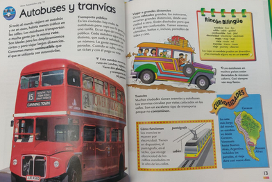 Un libro educativo en español muestra fotos de un autobús rojo de dos pisos, un autobús de colores y un tranvía, con un texto sobre el transporte público y un mapa de Sudamérica: perfecto como enciclopedia para niños.