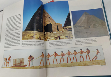 Libro ilustrado abierto en el que se muestran fotografías de las pirámides egipcias y una ilustración de unos trabajadores tirando de una estatua con cuerdas; los pies de foto en español describen las imágenes. Ideal para cualquier colección de libros o como parte de tus libros de tapa dura favoritos.