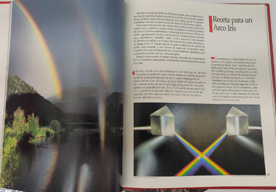 Este libro, que forma parte de una colección de libros ilustrados, muestra una fotografía de un arcoíris doble sobre un río y un diagrama de la luz al pasar por prismas. El texto está en español y está impreso en tapa dura.