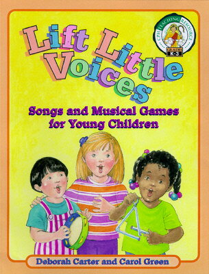 Portada del libro titulado Lift Little Voices: Canciones y juegos musicales para niños pequeños, en la que aparecen tres niños tocando instrumentos musicales.