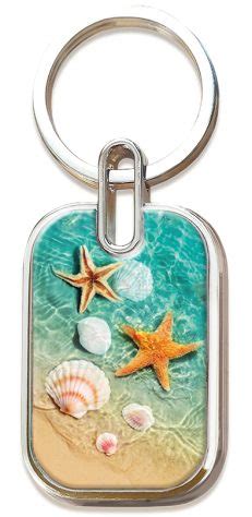 Llavero rectangular con anilla metálica que representa una escena de playa con estrellas de mar, conchas, arena y agua azul, inspirado en Mateo 4:19: «Ven, sígueme, y te haré pescador de hombres».