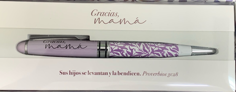 Una pluma morada con motivos florales descansa con elegancia en una caja de regalo en la que se lee «Gracias, mamá». Debajo hay un versículo de la Biblia en español: «Sus hijos se levantan y la bendicen». Proverbios 31:28.