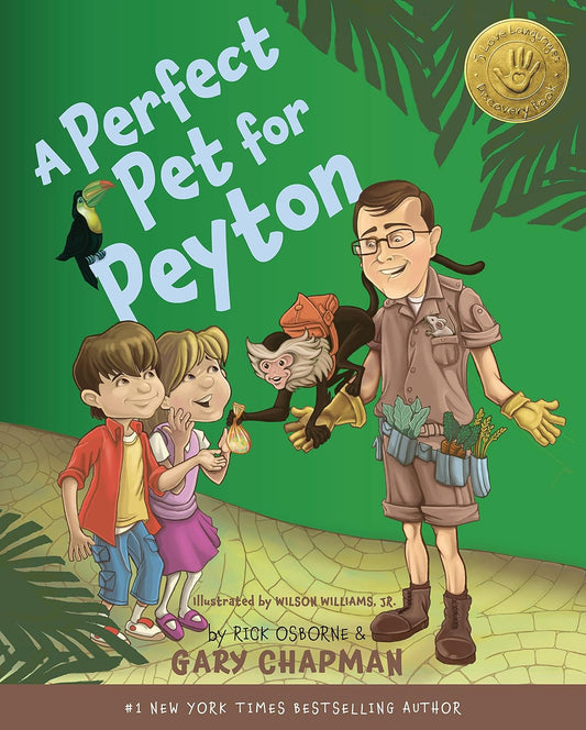 Ilustración de la portada de *A Perfect Pet for Peyton*, un encantador libro infantil inspirado en *Los cinco lenguajes del amor*. En ella aparecen dos niños, un cuidador del zoológico, un mono y un tucán.