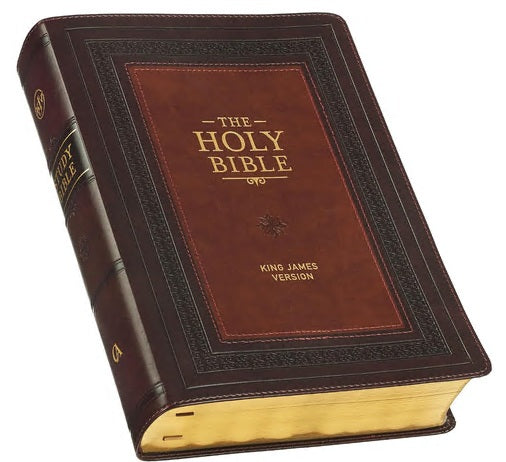 Un ejemplar de letra grande de la Versión del Rey Jacobo de la Santa Biblia, encuadernado en cuero marrón y con páginas con bordes dorados.