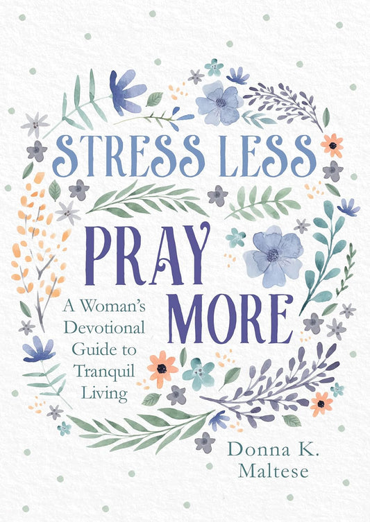 Portada del libro titulado «Stress Less Pray More: A Woman’s Devotional Guide to Tranquil Living», de Donna K. Maltese, en la que aparecen flores y hojas pintadas en acuarela sobre un fondo blanco: una atractiva guía devocional para ayudar a aliviar la ansiedad a través de la oración.