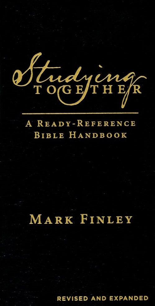 Portada del libro *Studying Together: A Ready-Reference Bible Handbook*, de Mark Finley, edición revisada y ampliada, con texto en dorado sobre fondo negro: un manual bíblico imprescindible para impartir lecciones prácticas y realizar estudios bíblicos eficaces.