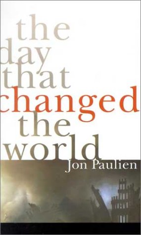 Portada del libro *El día que cambió el mundo*, de Jon Paulien, en la que destaca un texto en letras grandes y, en la parte inferior, la imagen de un paisaje urbano devastado, lo que refleja los temas del sufrimiento inmerecido.