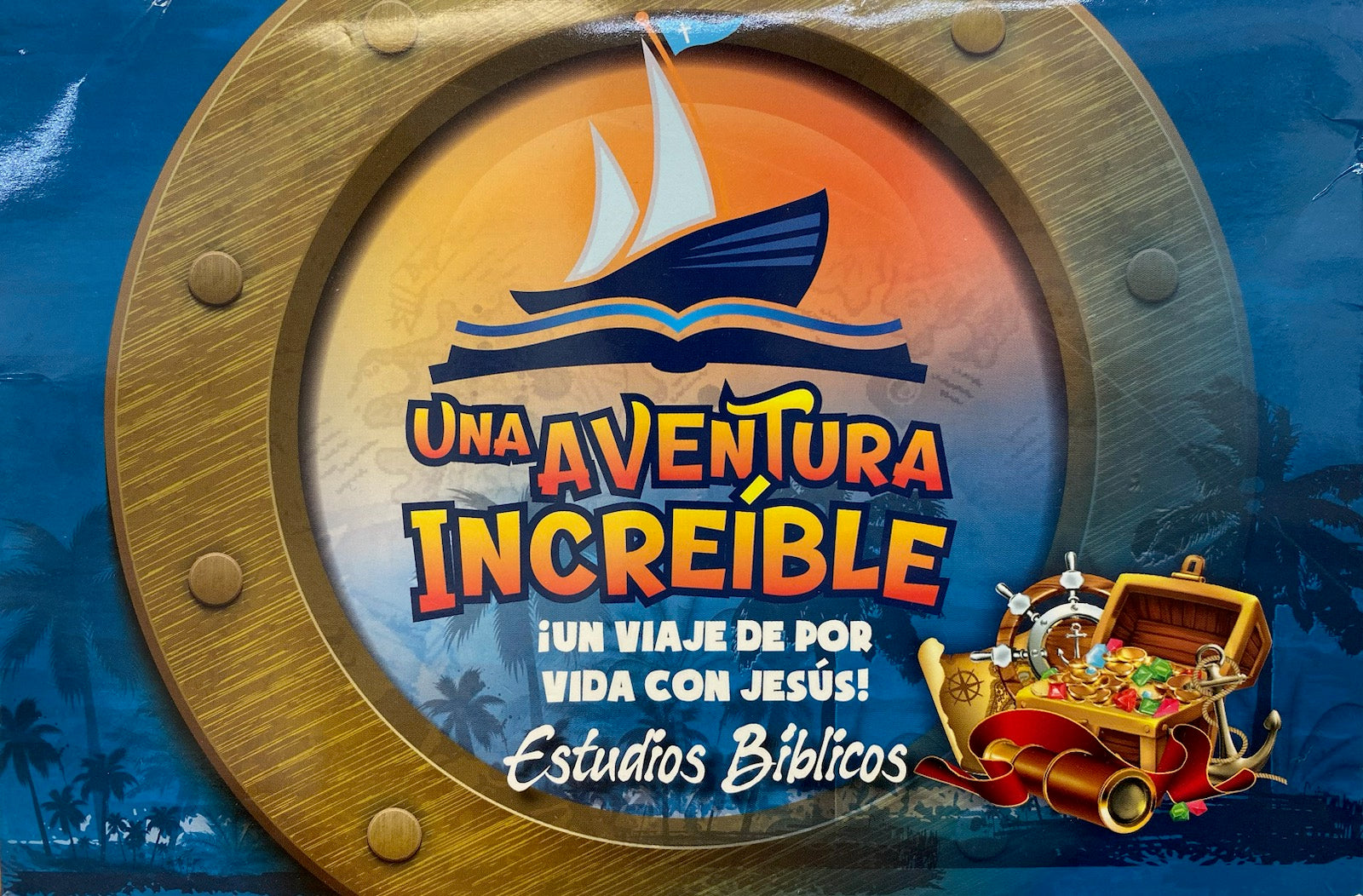 Un cartel de colores con un barco y un cofre del tesoro dice: «Una aventura increíble. ¡Un viaje para toda la vida con Jesús! Estudios bíblicos para menores y lecciones bíblicas infantiles».
