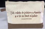 Un estuche de algodón en tonos beige y marrón con un texto en español: «Está vestida de fortaleza y dignidad y se ríe sin temor al futuro». Perfecto como regalo inspirador.