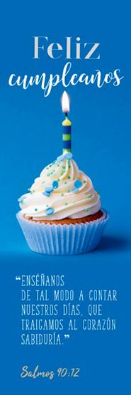 Una magdalena con glaseado blanco y una vela rayada encendida encima, con felicitaciones de cumpleaños en español, una cita del Salmo 90:12 y un paquete de 25 tarjetas sobre un fondo azul.