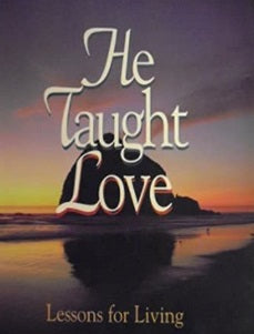 Portada del libro con el título «He Taught Love» en letras grandes sobre una escena de una playa al atardecer; el subtítulo reza «Lecciones para la vida», inspirado en las parábolas de Cristo y concebido como un sincero libro devocional.