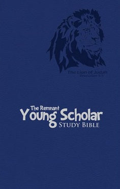 Cubierta azul de la «Young Scholar Study Bible», con una ilustración difuminada de un león y las palabras «El León de Judá» en el fondo, diseñada para el estudio de la Biblia por parte de los niños y con características únicas para el estudio bíblico.