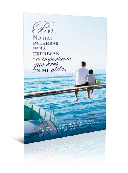 Un hombre y un niño están sentados en un muelle de madera con vistas a un mar azul y tranquilo, acompañados de un mensaje en español sobre la importancia del padre en la vida de una persona; ideal para boletines de iglesia o anuncios de iglesia.