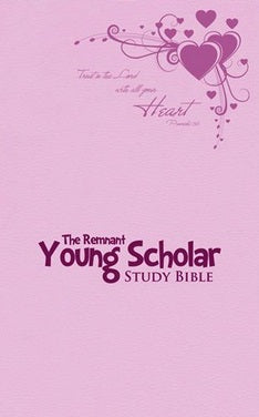 Cubierta de color rosa claro de la «Young Scholar Study Bible» para niños, con corazones decorativos y un texto en letra cursiva que reza: «Confía en el Señor con todo tu corazón. Proverbios 3:5». Incluye recursos especiales para el estudio de la Biblia destinados a inspirar a los más jóvenes.