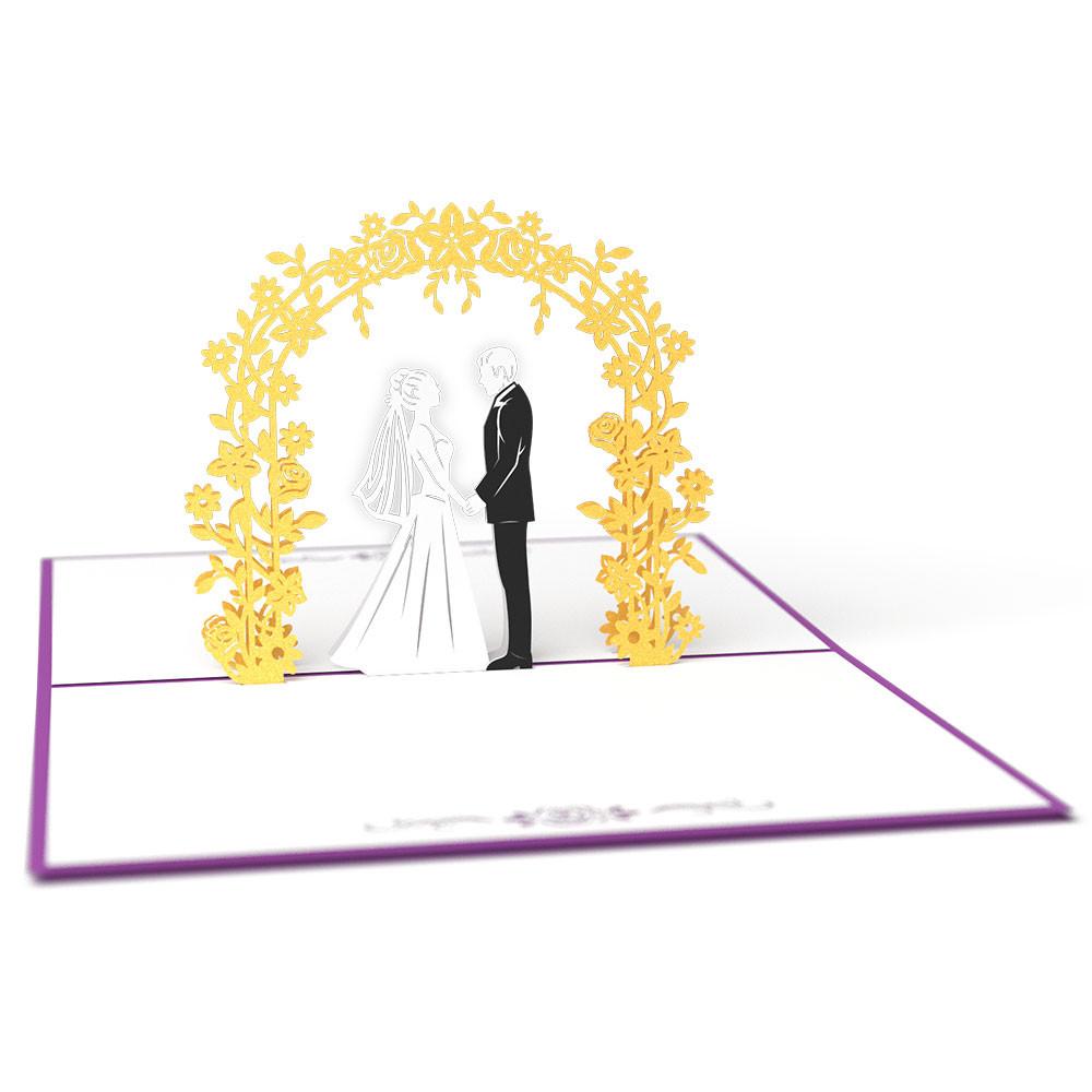 Una tarjeta de alta calidad de 5 x 7 muestra a una pareja de novios bajo un arco floral amarillo, de pie uno frente al otro sobre un fondo blanco con un borde morado.