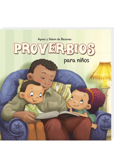 Un adulto lee «Proverbios para niños» a dos niños sentados en un sillón azul. La portada del libro muestra «Proverbios para niños», de Agnes y Salem de Bezenac. Al fondo se ven una lámpara y una mesa, lo que crea un ambiente acogedor para los proverbios infantiles.
