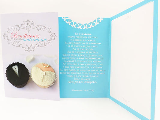 Una tarjeta de boda abierta de alta calidad, con texto en español y la imagen de dos cupcakes decorados: uno con un diseño de esmoquin y otro con un motivo de encaje en forma de corazón.