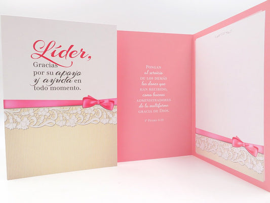Tarjeta de felicitación en español con colores rosa y crema, con un diseño de encaje y cinta, que incluye mensajes de agradecimiento a un líder por su apoyo y un versículo bíblico de 1 Pedro 4:10 en el interior. Incluye sobre y tarjeta de alta calidad para una presentación elegante.