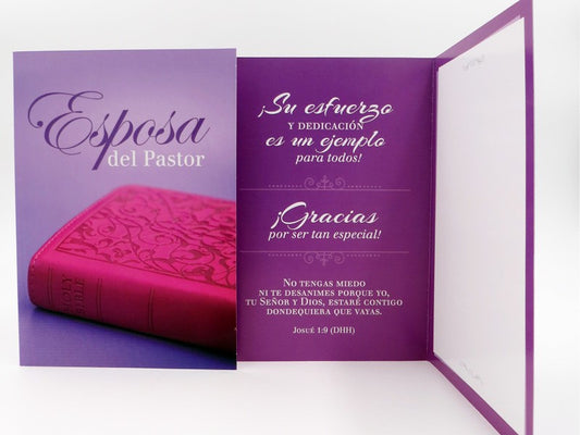 Una tarjeta de alta calidad con una Biblia rosa en la portada, titulada «Esposa del Pastor». Incluye una bolsa protectora y un sobre. En el interior, un mensaje en español expresa agradecimiento y apoyo a la esposa de un pastor.