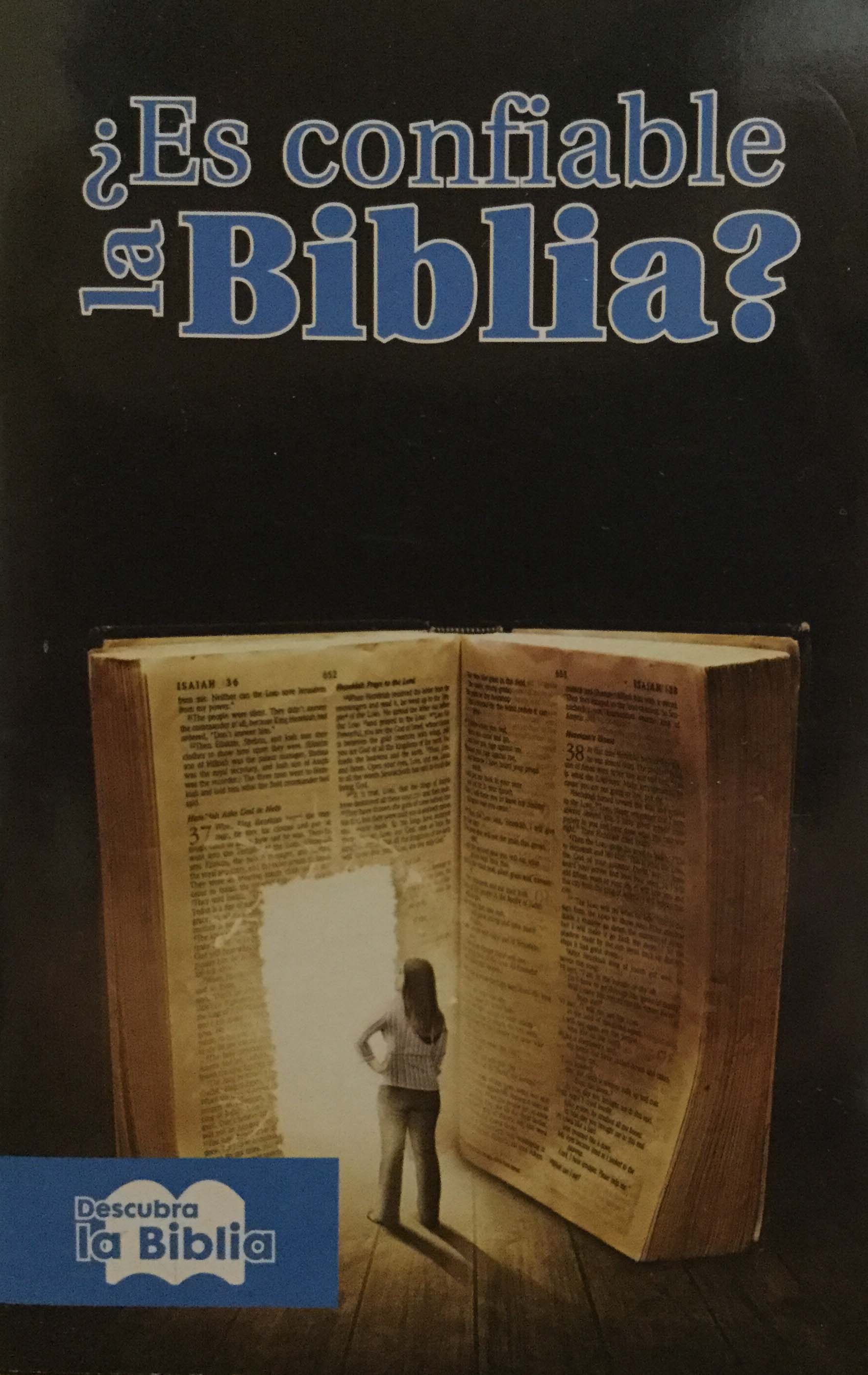 Una mujer aparece de pie frente a una Biblia abierta, cuyas páginas forman una abertura con forma de puerta. El texto en español pregunta: «¿Es confiable la Biblia?» y «Descubra la Biblia y a Cristo».