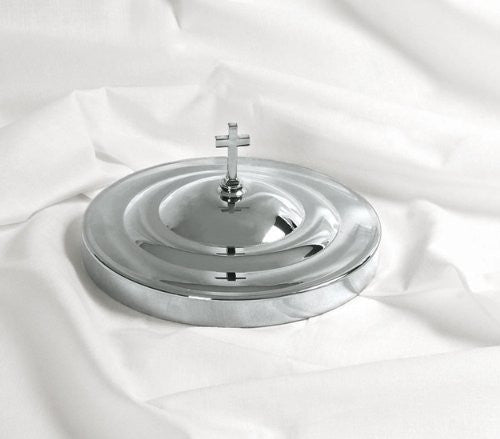 Una bandeja de comunión de plata con una cruz en la parte superior descansa sobre un fondo de tela blanca, lista para la ceremonia. Llámanos si quieres hacer la compra para las necesidades de tu iglesia.