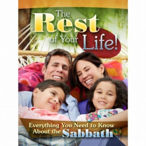 Una familia de cuatro miembros, con una sonrisa en el rostro, descansa en una hamaca, con el texto «¡El resto de tu vida! Todo lo que necesitas saber sobre la observancia del sábado y el día santo de Dios» superpuesto sobre la imagen.