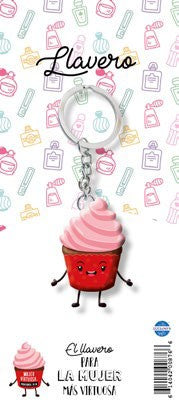Divertido llavero con un cupcake rosa sonriente, con brazos y piernas, en una tarjeta con ilustraciones de postres y un texto en español que rinde homenaje a la mujer virtuosa, inspirado en Proverbios 31:10.